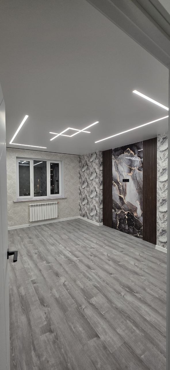 Комната с дизайнерской стеной